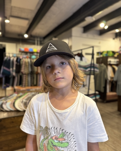 КАРТЕЛЬБ / бейсболка Flexfit 6277 / черный, вышивка белый лого △ дет 2/6